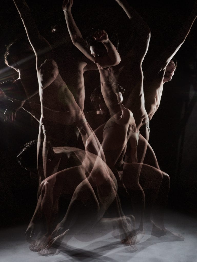 Valentin, danseur, dans une pose longue capturant plusieurs positions pour montrer le mouvement et la fluidité de la danse contemporaine.