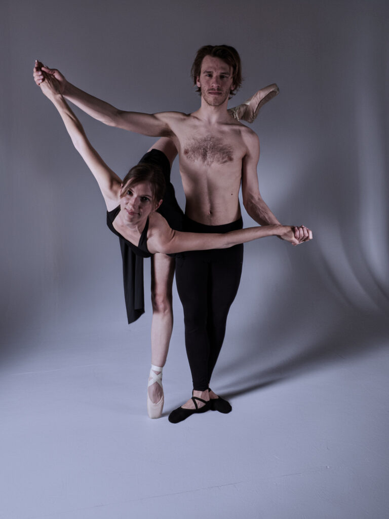 Les danseurs Arthur et Aurélie effectuant un porté latéral complexe, la danseuse Aurélie est en pointe.