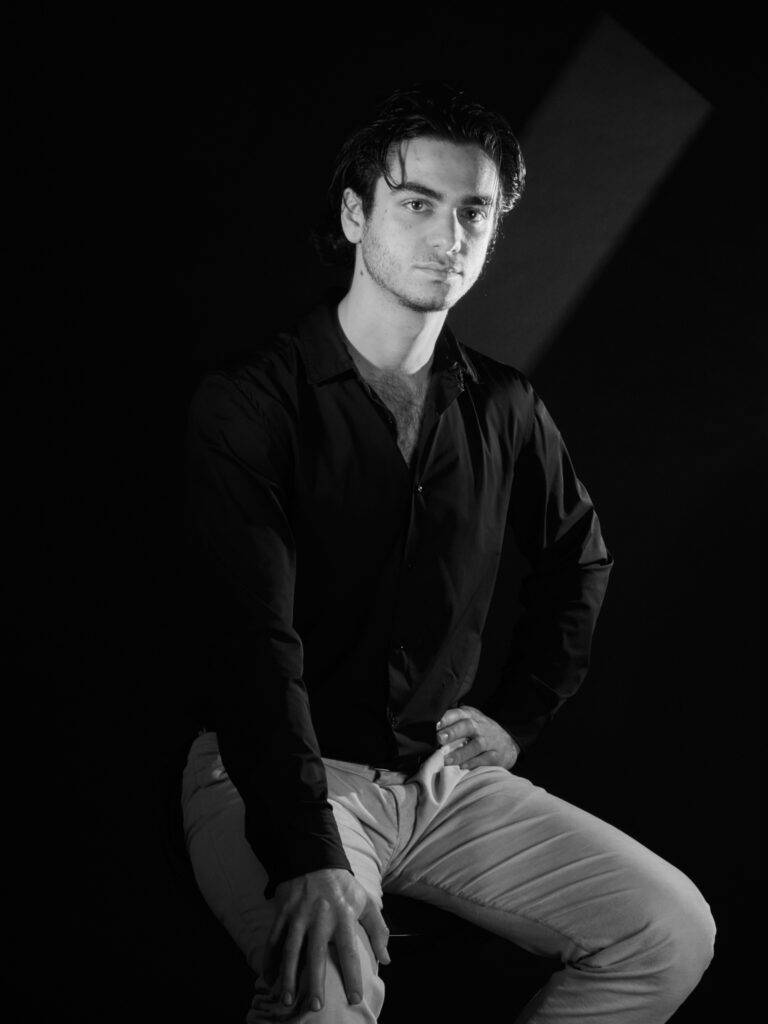 Portrait studio noir et blanc — photographe portrait Val-d'Oise