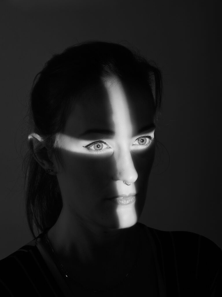 Blandine portrait croix N&B
