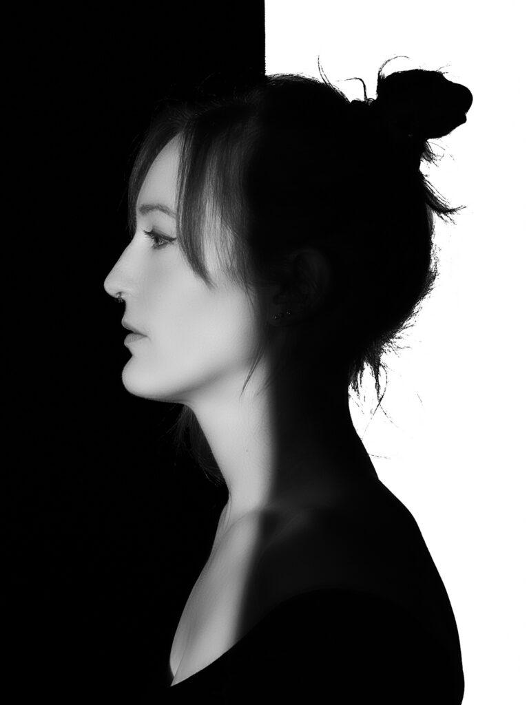 Blandine portrait moitie N&B