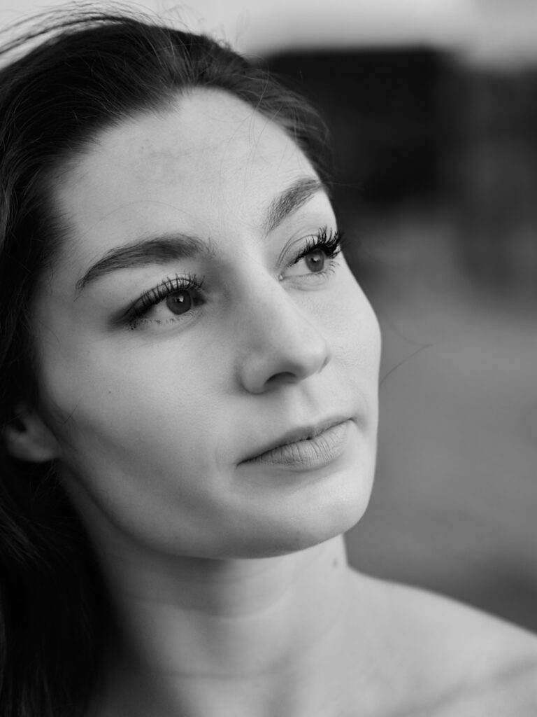 Clara portrait exterieur N&B