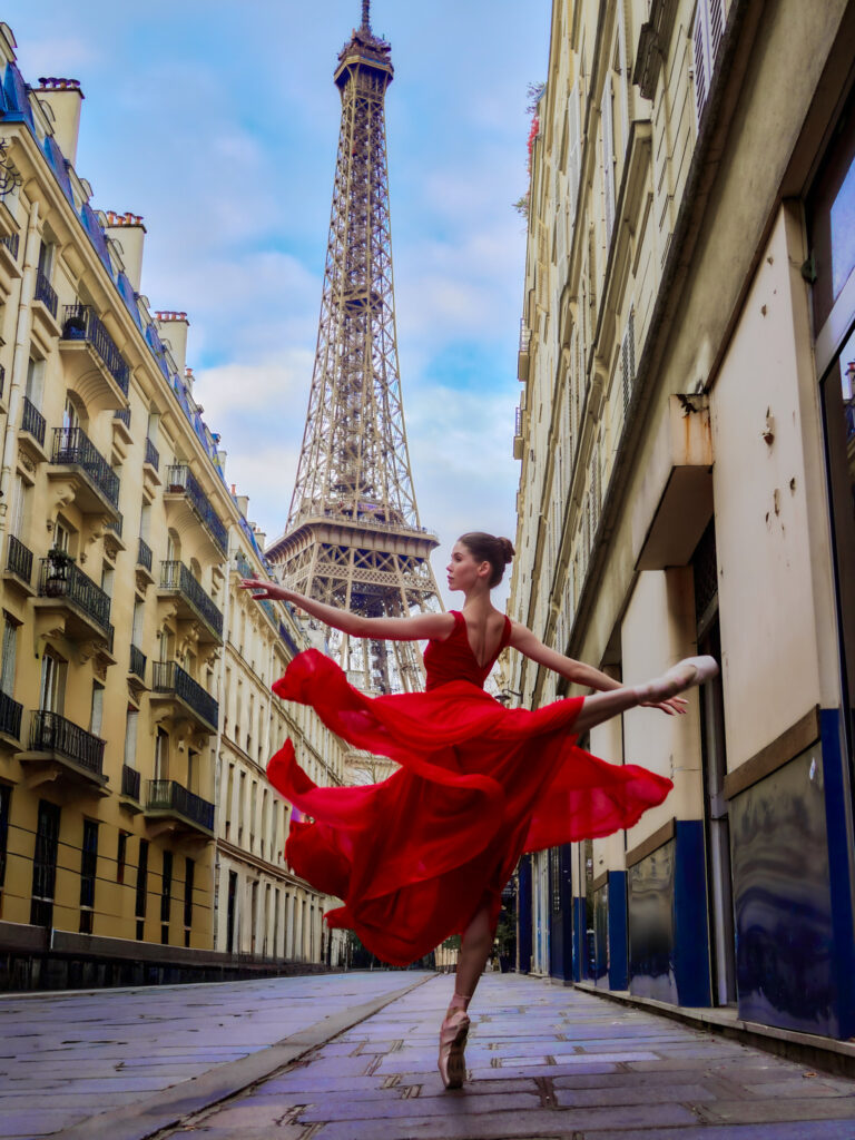 Daria photographiée dans une rue déserte bordée d'immeubles haussmanniens, parfaitement alignée avec la Tour Eiffel.