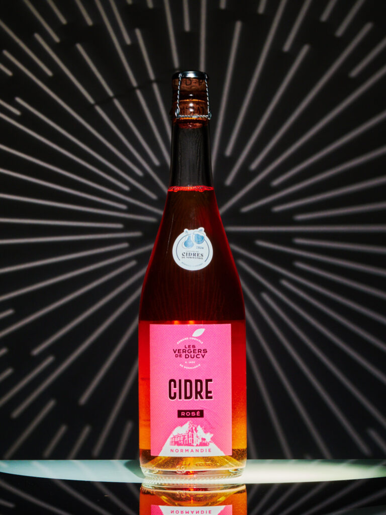 Cidre rosé Les Vergers de Ducy Normandie packshot avec gobo rayures - Photographe boissons