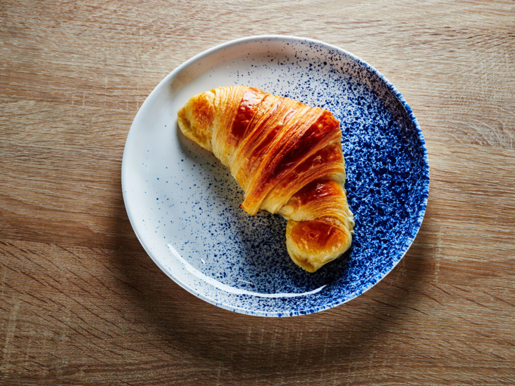 Croissant artisanal au beurre vue de dessus - Photographe pour boulangers Val d'Oise
