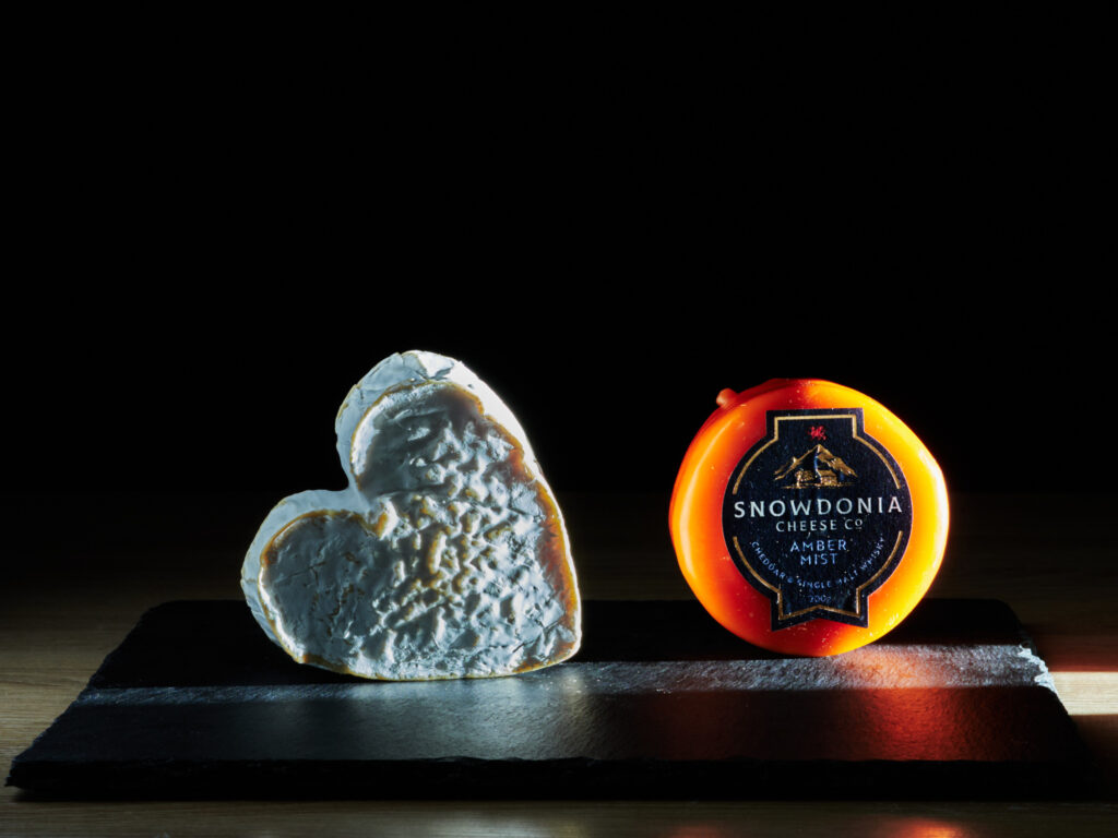 Fromages artisanaux Snowdonia et Neuchâtel sur ardoise noire - Photographe gastronomique Val d'Oise