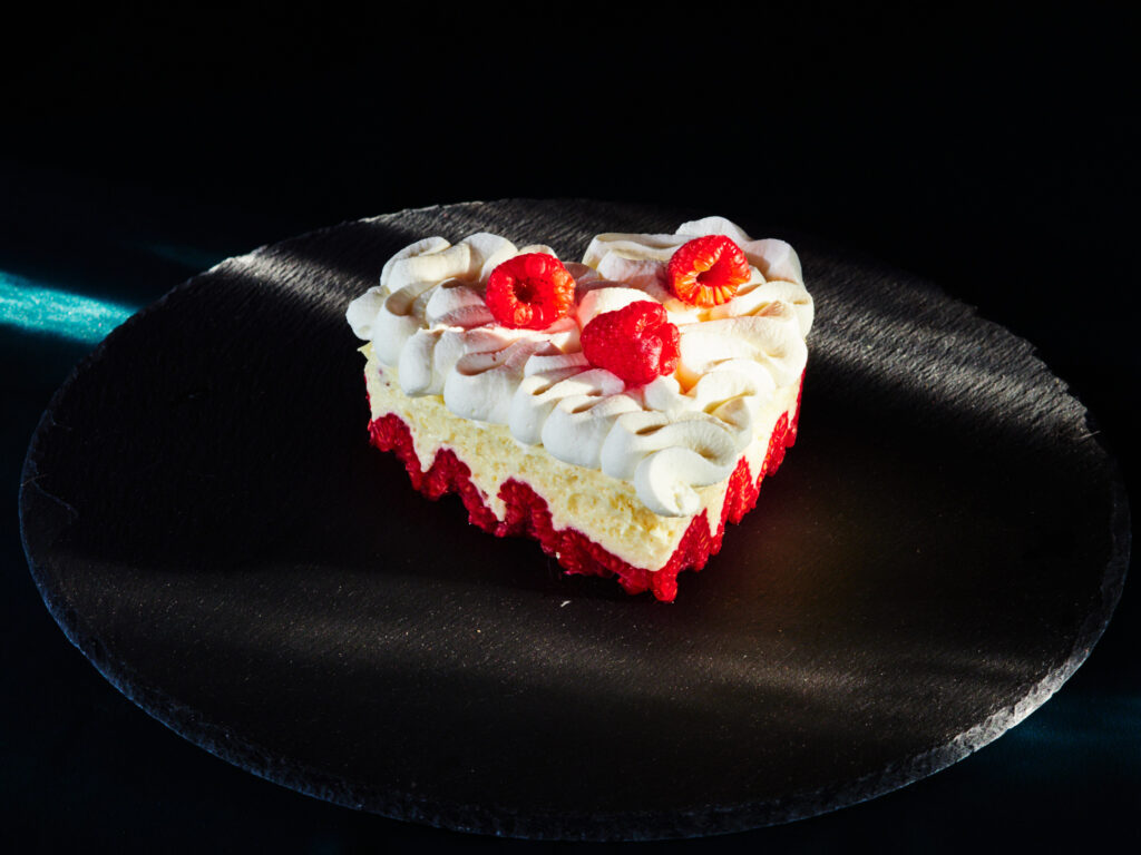 Pâtisserie cœur meringue et framboises fraîches - Photographe culinaire artistique Val d'Oise