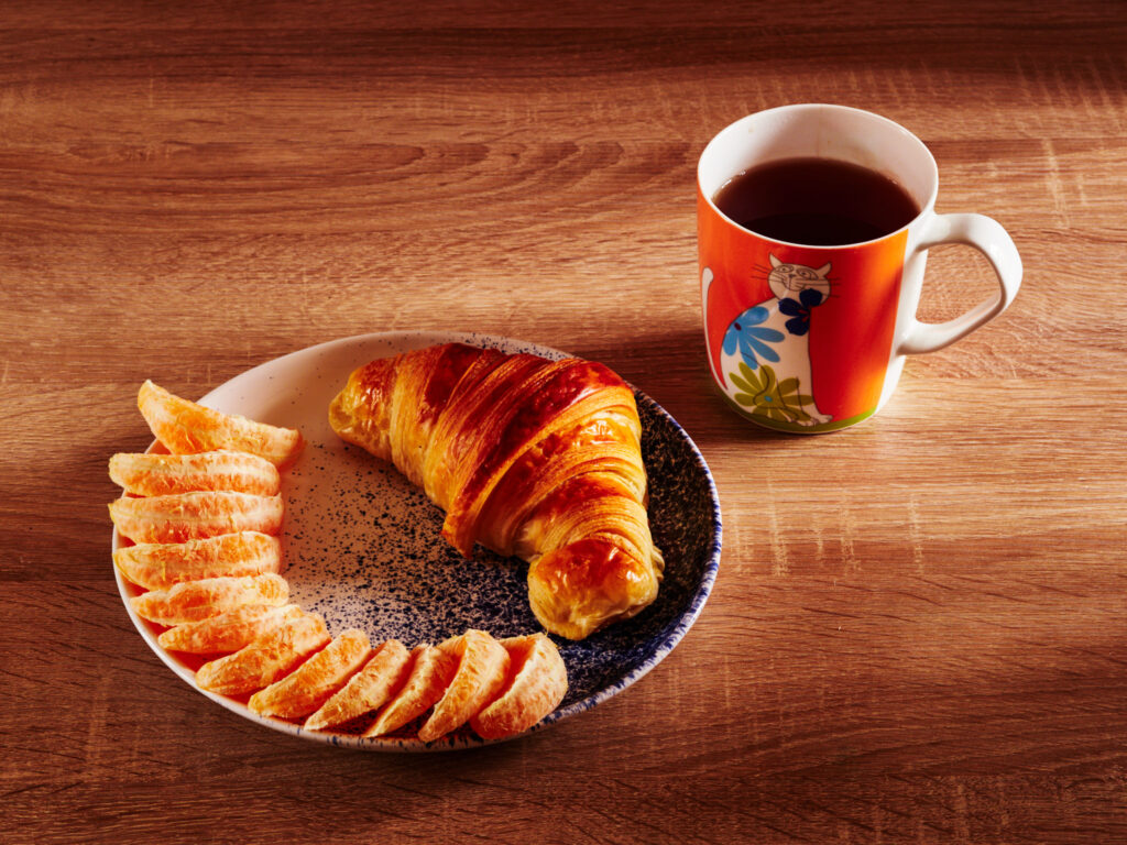 Petit-déjeuner français croissant et thé - Photographie lifestyle culinaire restaurant
