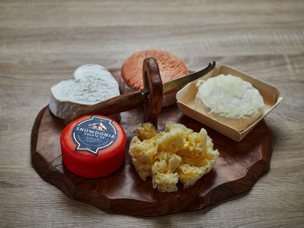 Plateau de fromages artisanaux varié sur planche bois - Photographe pour traiteurs Val d'Oise