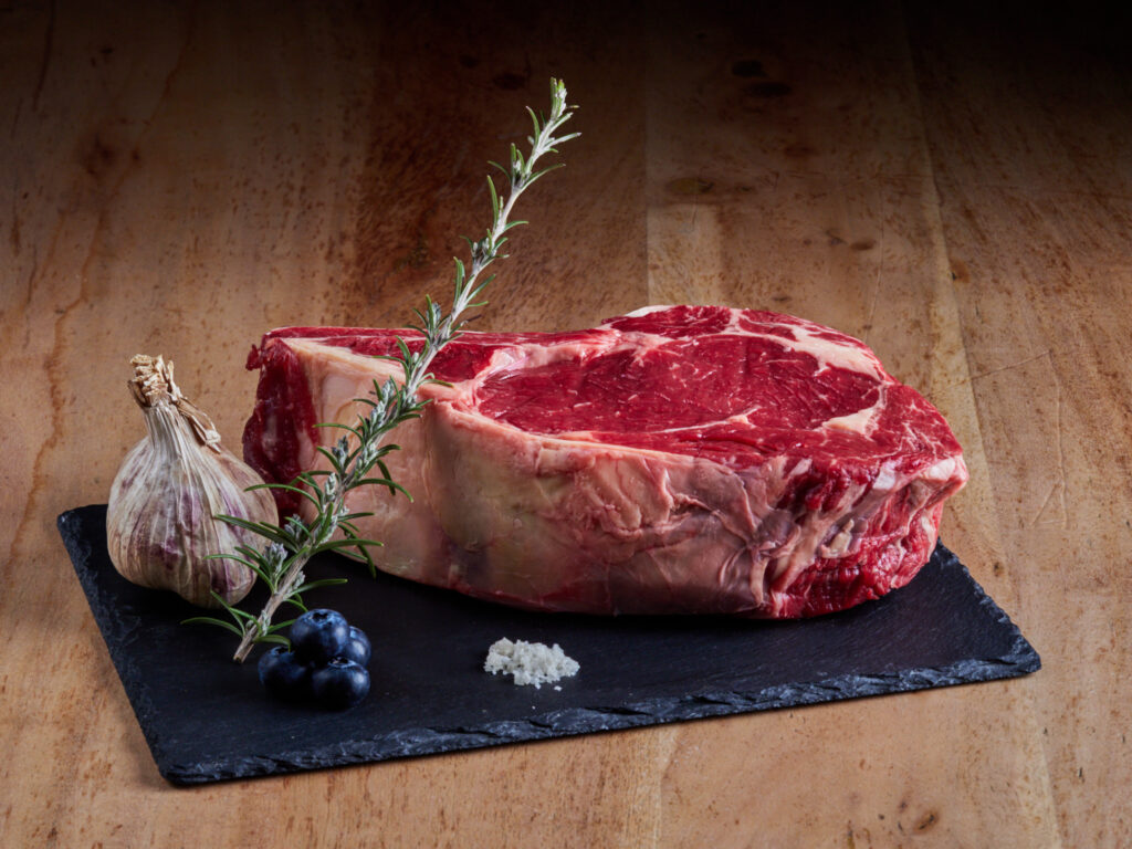 Côte à l'os de bœuf crue sur ardoise - Photographe gastronomique pour bouchers et restaurants