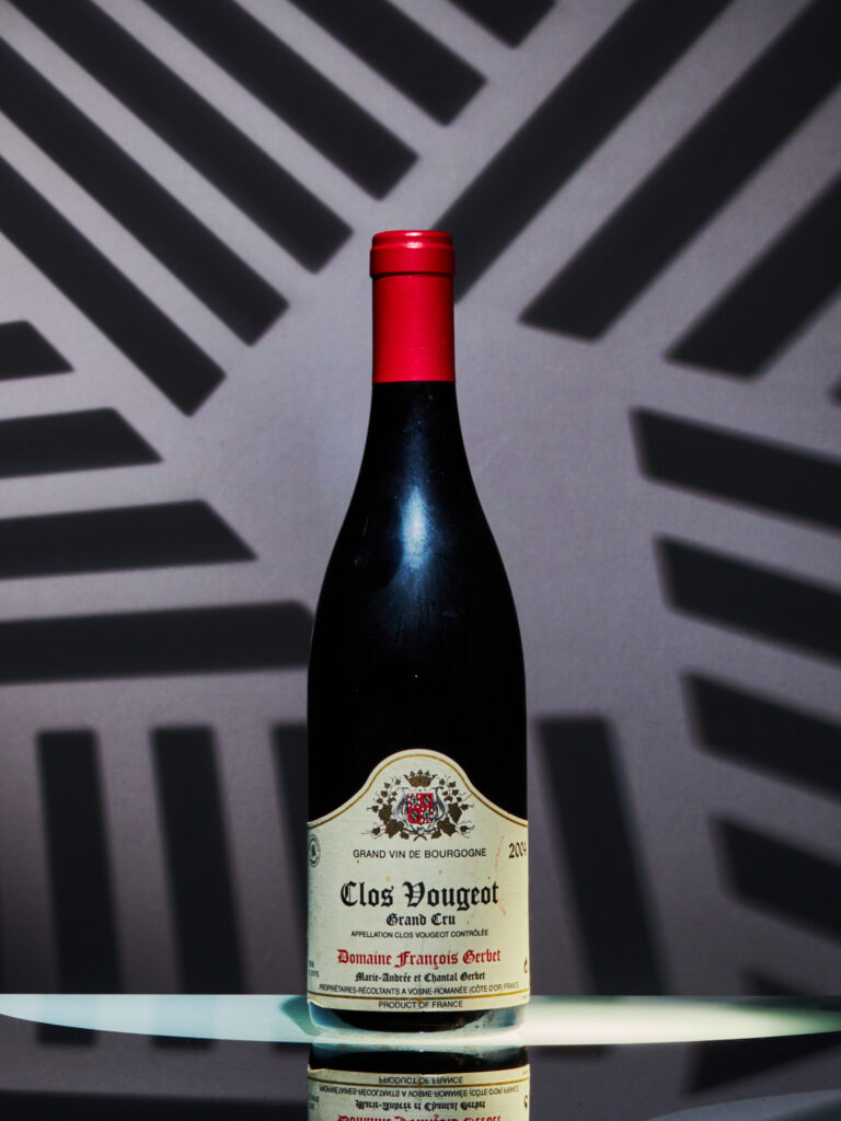 Vin de Bourgogne Clos Vougeot packshot avec éclairage sculptural - Photographe vins