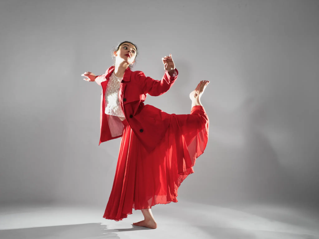 Danseuse jupe rouge envolée, veste et pose expressive