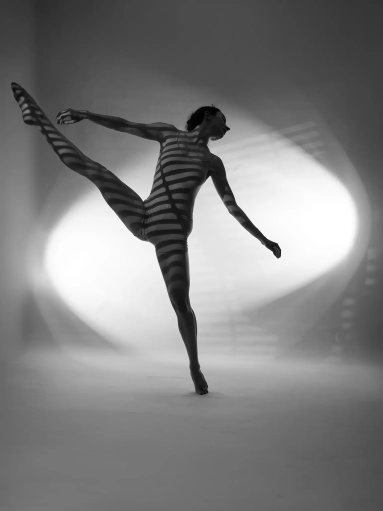 Silhouette de danseuse verticale, motif lumière rayures, photo noir et blanc