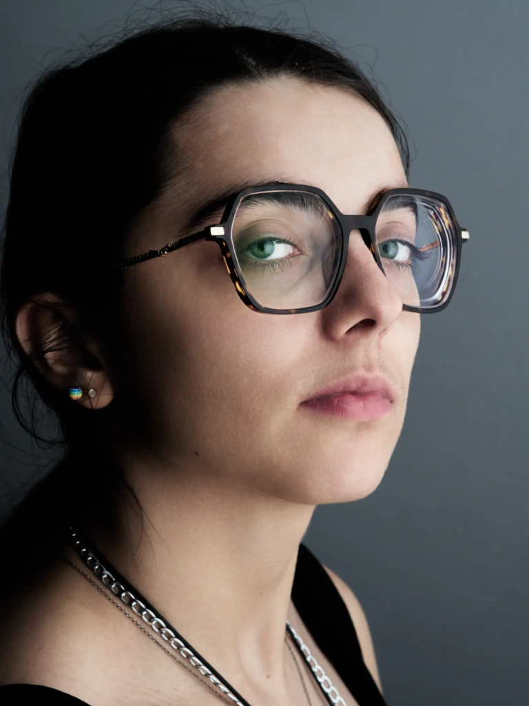Portrait rapproché avec lunettes, regard de côté, yeux verts, photographe portrait Beauchamp