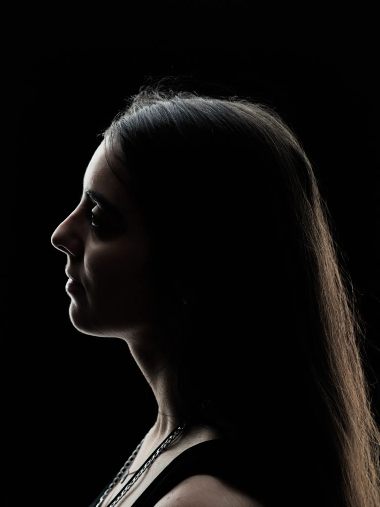 Profil contre-jour, cheveux détachés, fond noir, portrait photographe Val-d'Oise