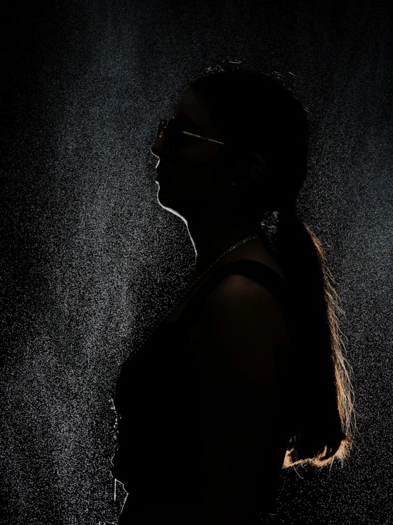Profil en contre-jour avec rim light sur les cheveux, fond texturé
